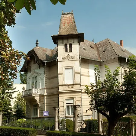 לינה וארוחת בוקר Sissy *